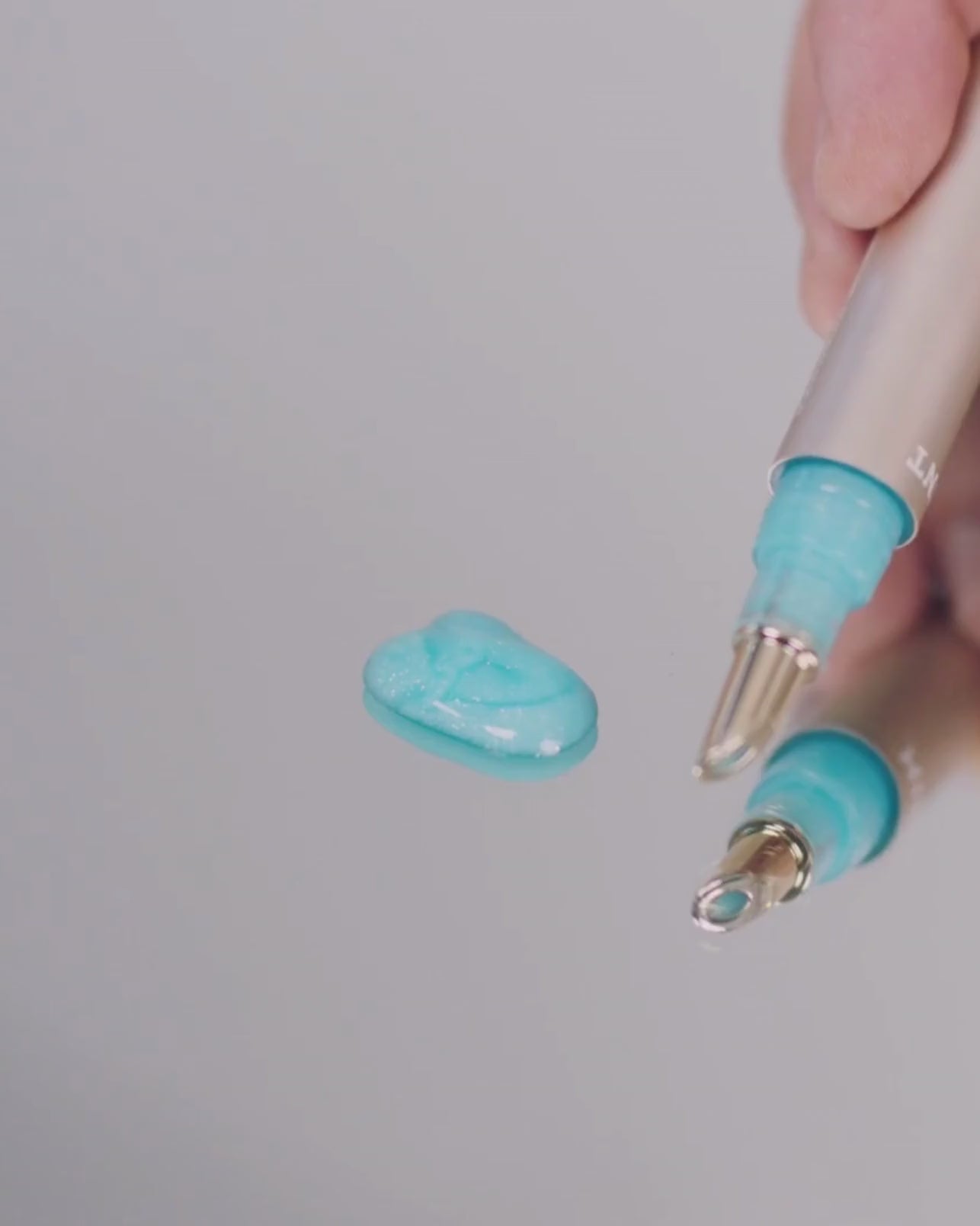Film: MINT Blue Lipshine Pearls mit Linda