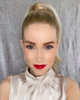 Linda mit MINT Red Classic Lippenstift
