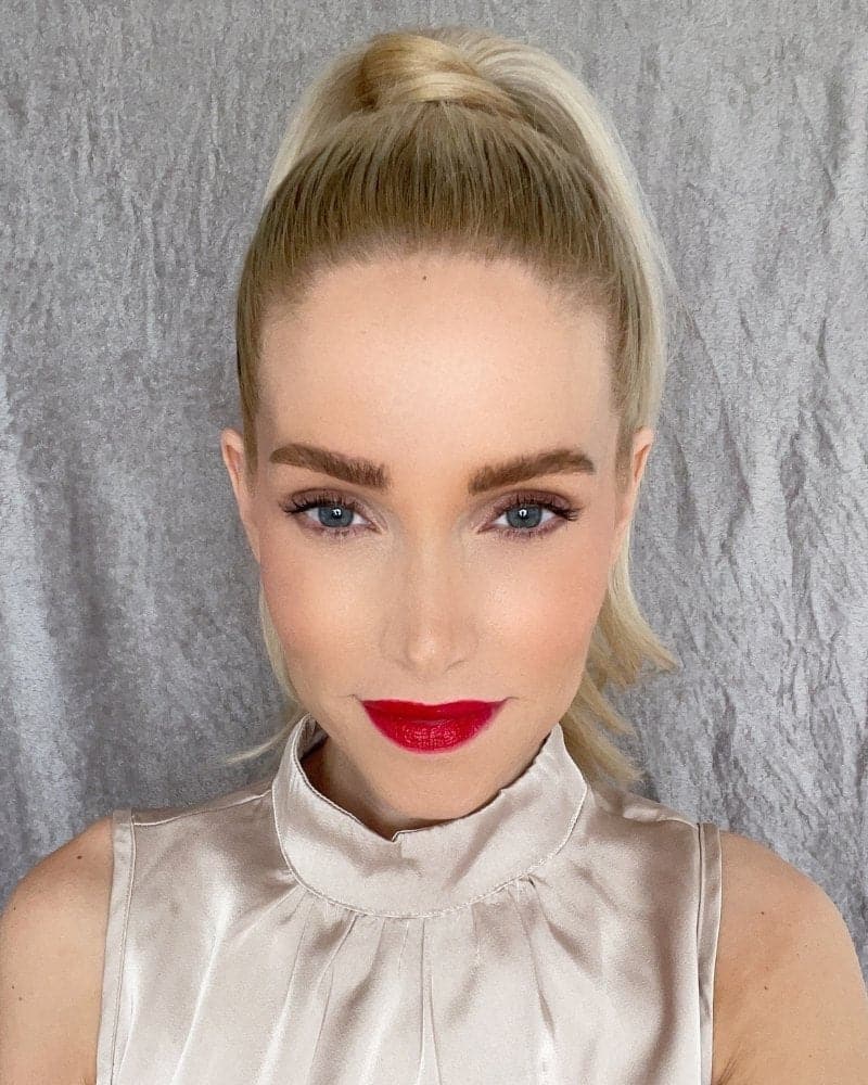 Linda mit MINT Red Classic Lippenstift