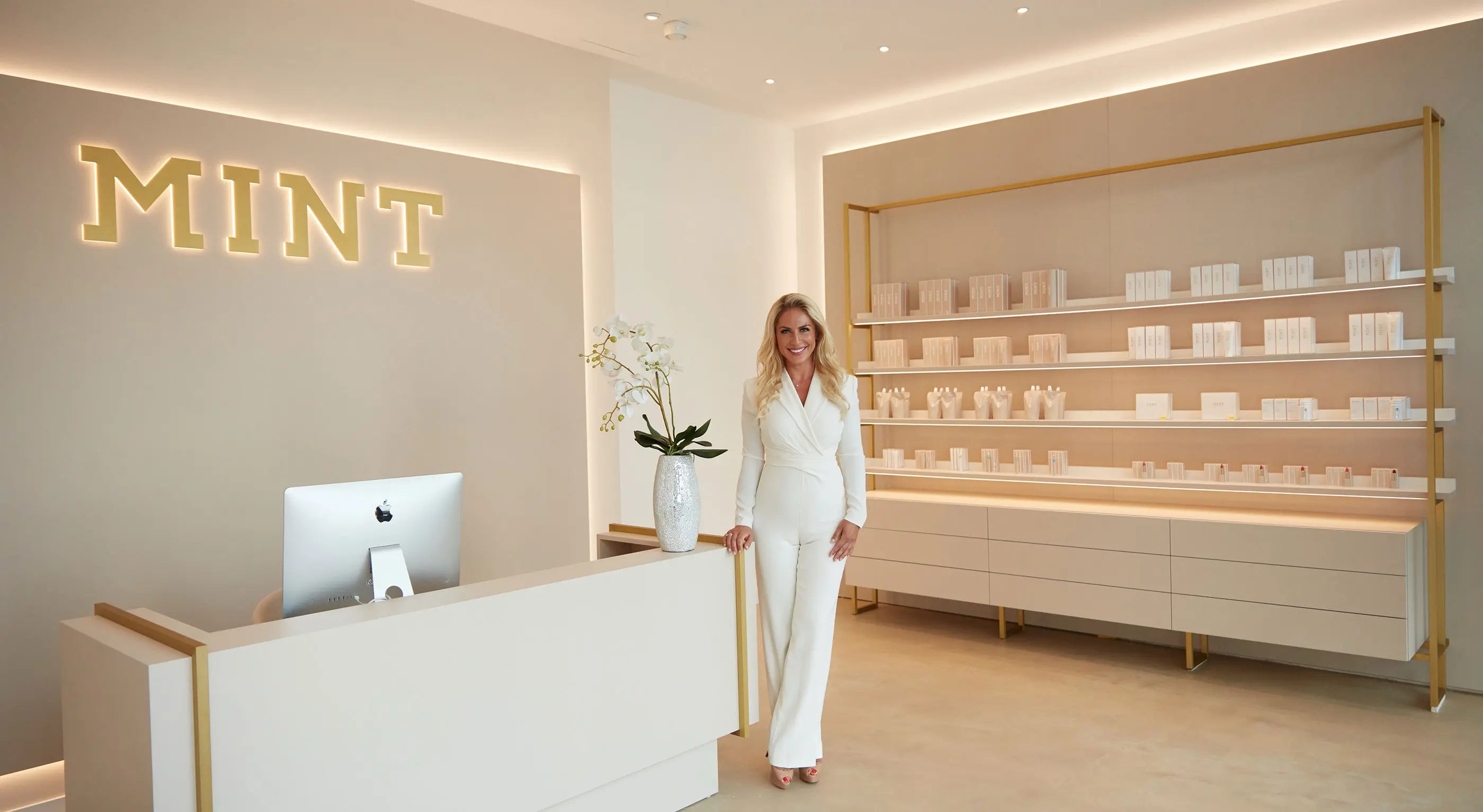 Entdecke die Hollywood Smile Zahnpasta mit B³-Formel von Dr. Mintcheva – sanftes, sicheres Aufhellen und bakterielle Pflege für dein tägliches Lächeln.