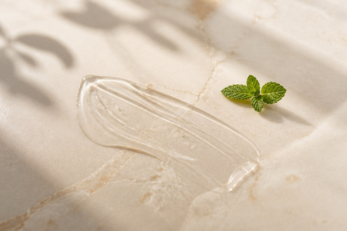 Transparente Geltextur auf hellem Marmor mit weichem Licht