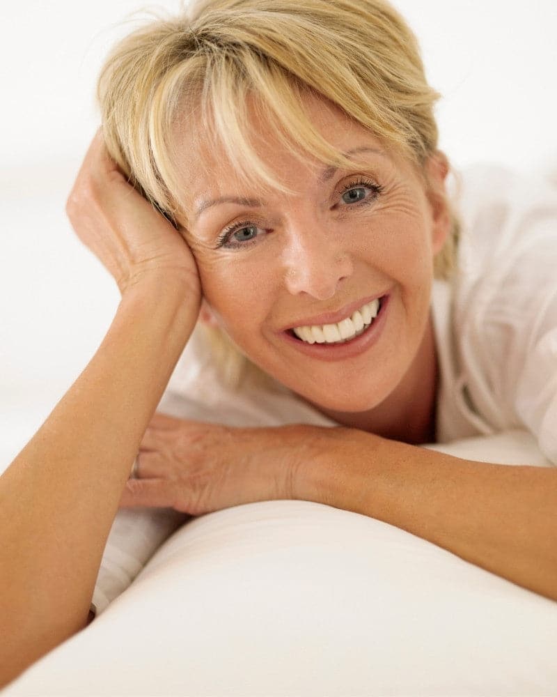 ältere Frau mit strahlend schönen Zähnen: Polierpaste für Zähne