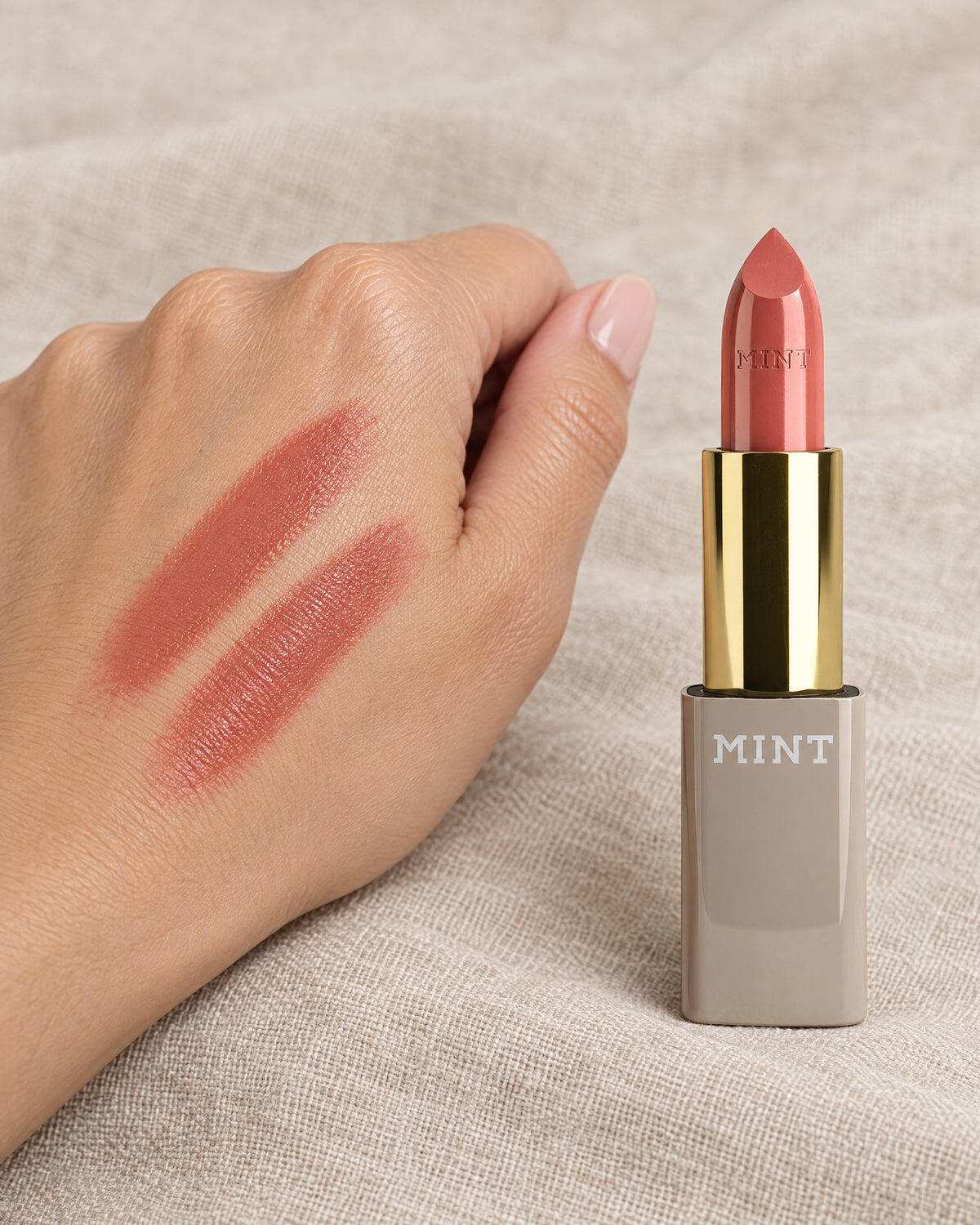 Swatch MINT Lippenstift Pink Cashmere auf der Hand
