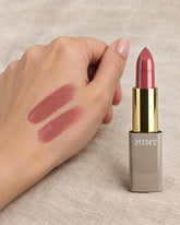 Swatch MINT Lippenstift Velvet Rosé auf der Hand