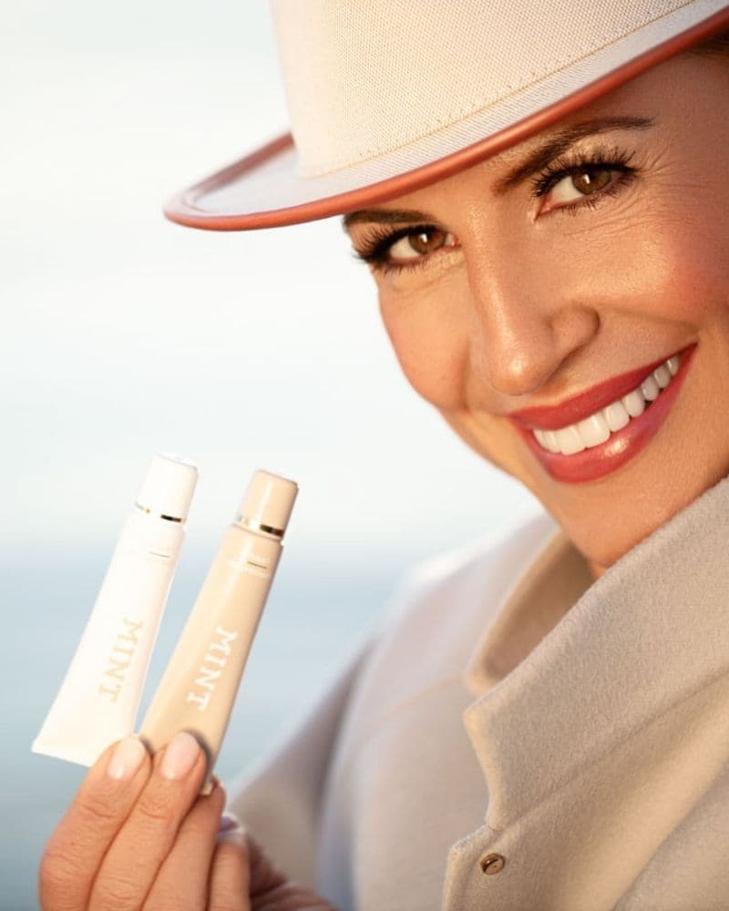 Dr. Mariana Mintcheva mit Hut und MINT Lip Care Set in der Hand