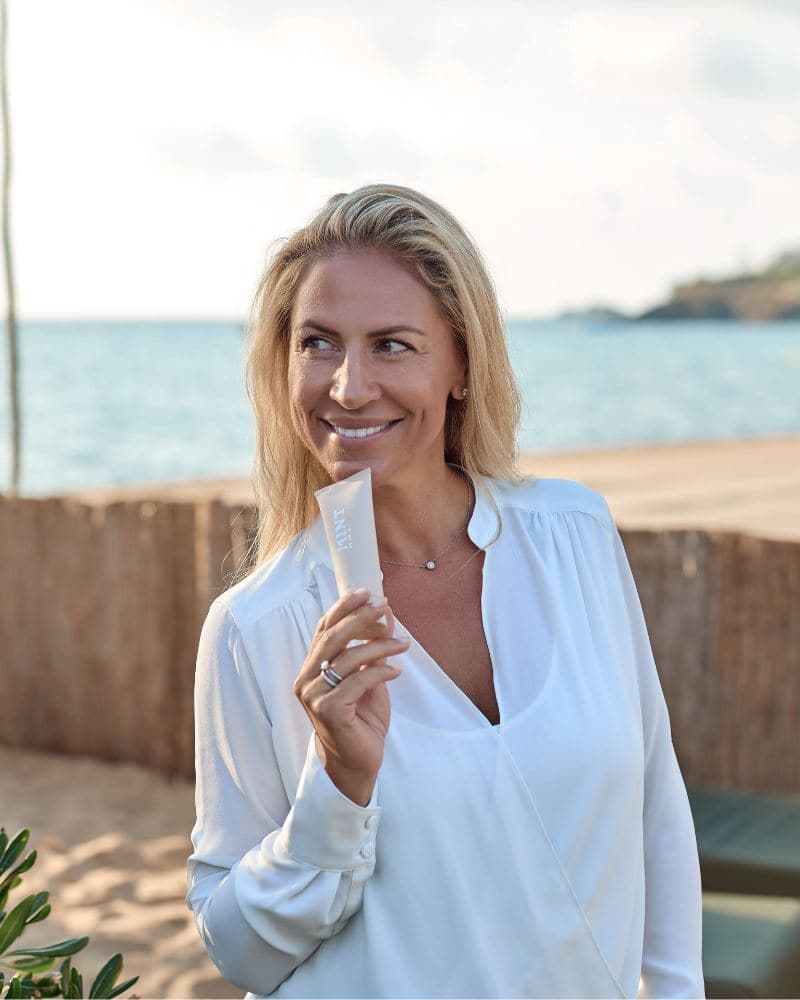 Dr. Mintcheva am Strand mit MINT Zahnpasta