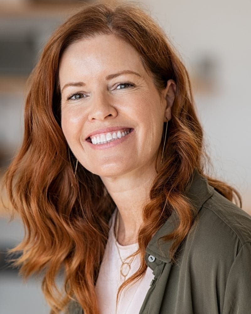 Frau mit roten Haarren und schönem Lächeln